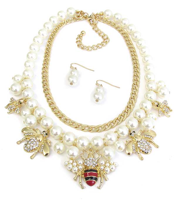 EPOXY BEE CHARM PENDANT AND DOUBLE LAYER PEARL AND CHUNKY CHAIN NECKLACE SET-0